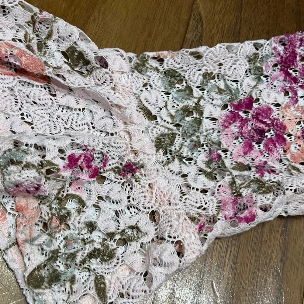 Beautiful, fully lined Floral Lace Dress - Picture 2 of 5